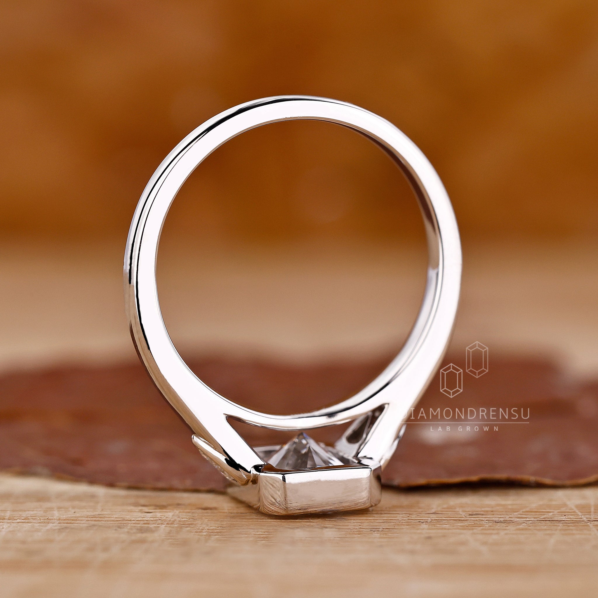 Diamondrensu UK ring with lab grown diamonds and expert craftsmanship.
