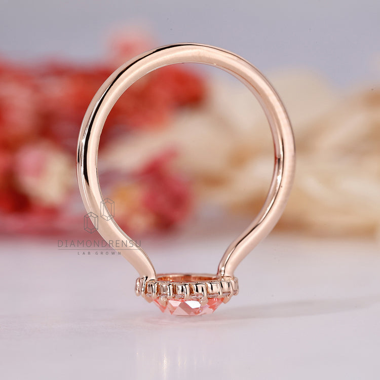 Round diamond ring in rose gold ring
