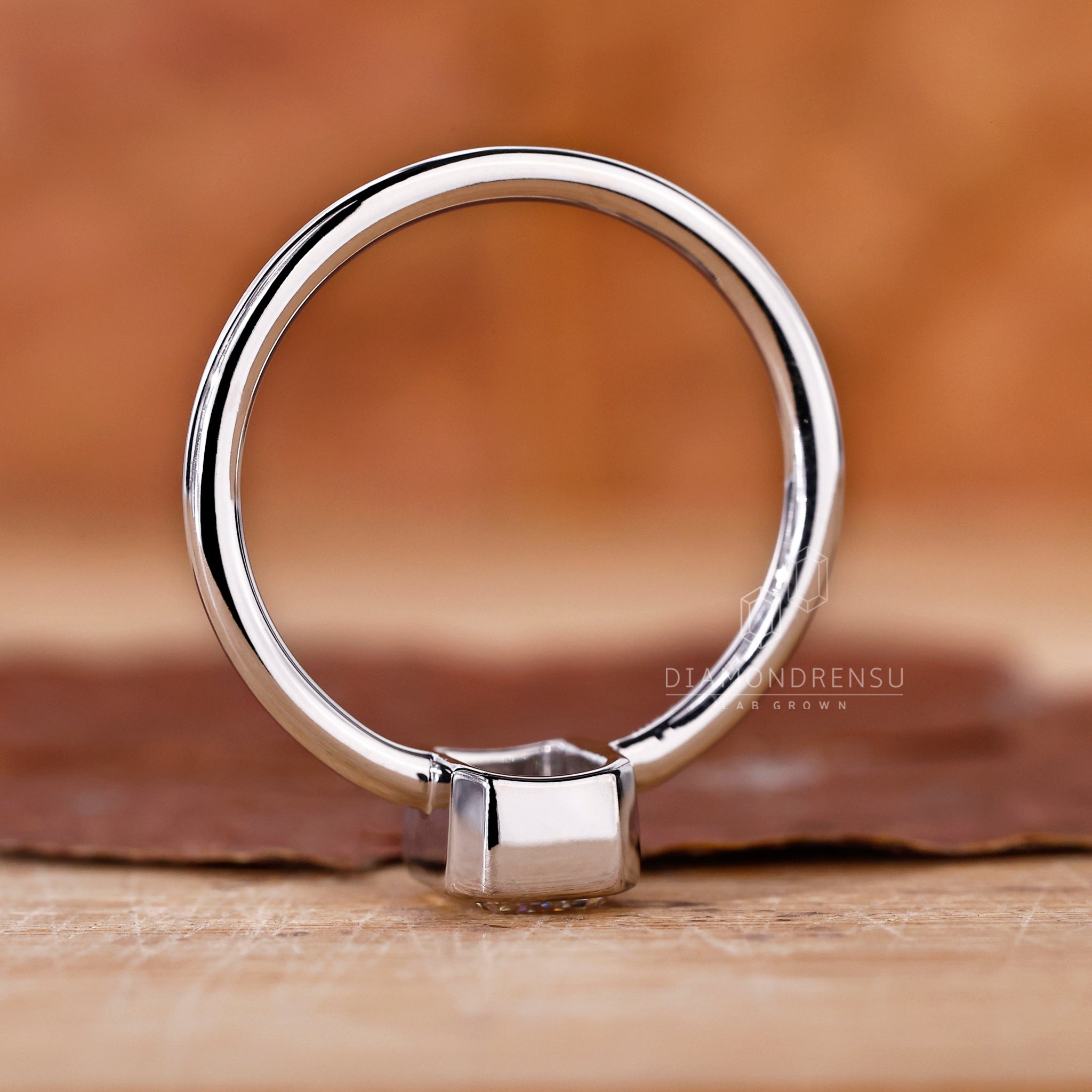 Diamondrensu UK ring featuring a lab grown solitaire.
