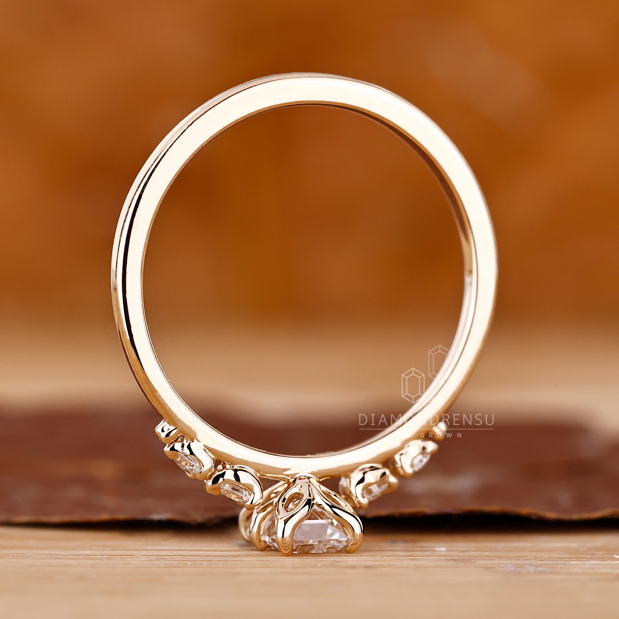 Diamondrensu UK engagement ring in yellow gold.
