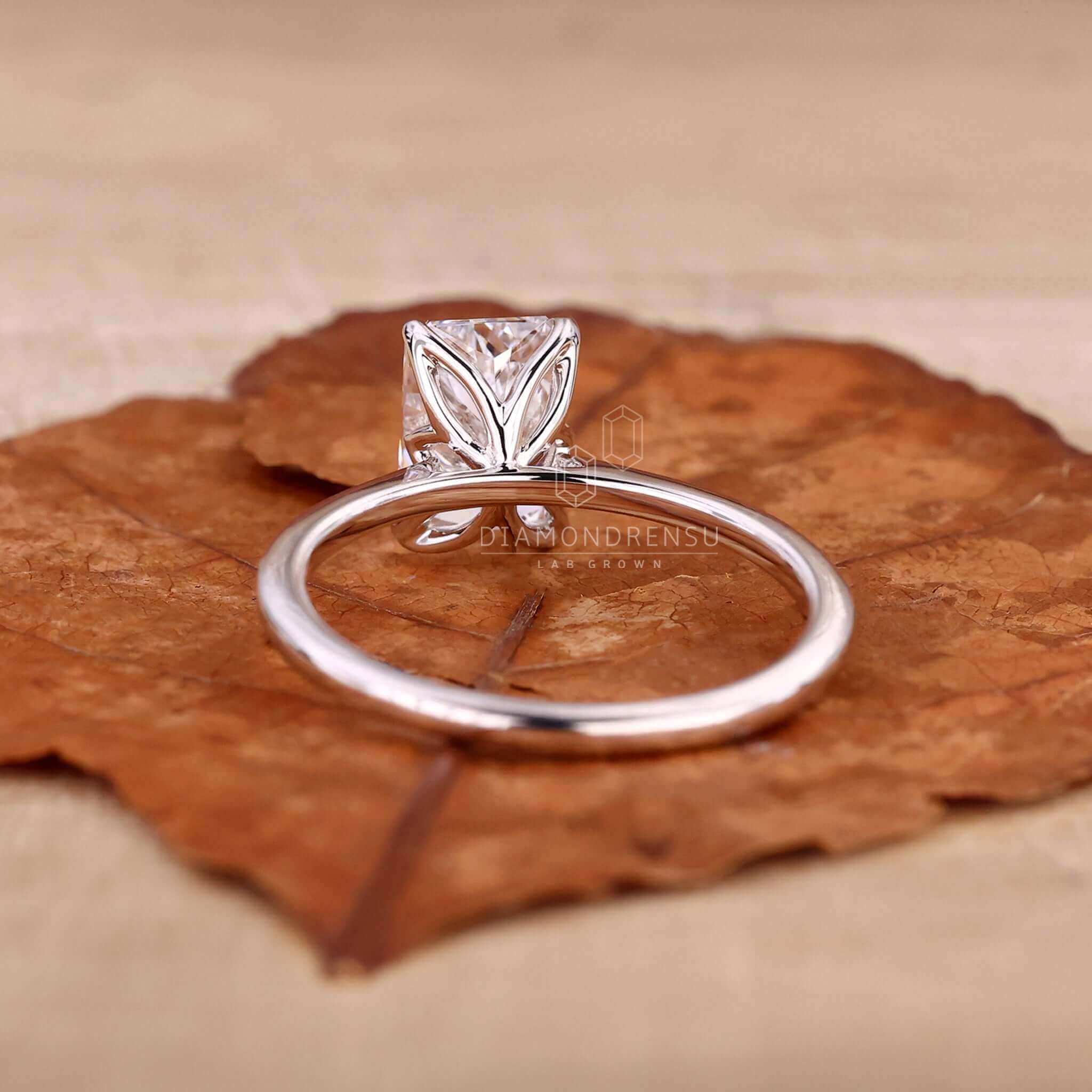 Solitaire diamond ring crafted with lab-grown diamond beauty.