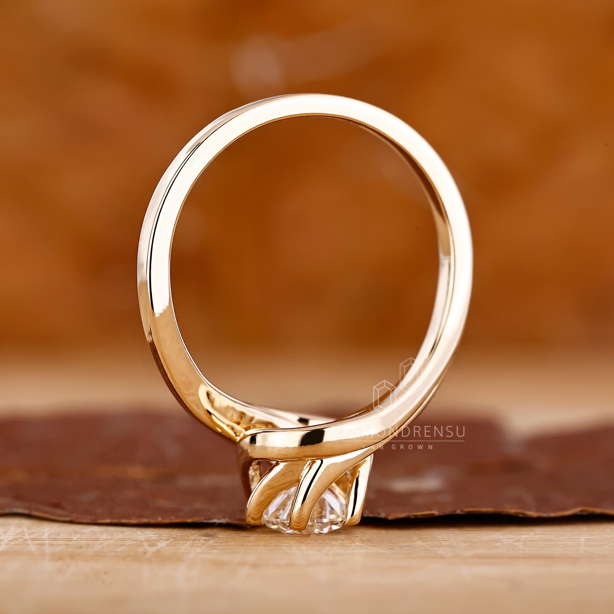 Diamondrensu UK engagement ring with classic bypass look.
