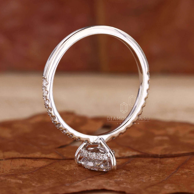 Exquisite pear shaped diamond ring perfect for proposals.