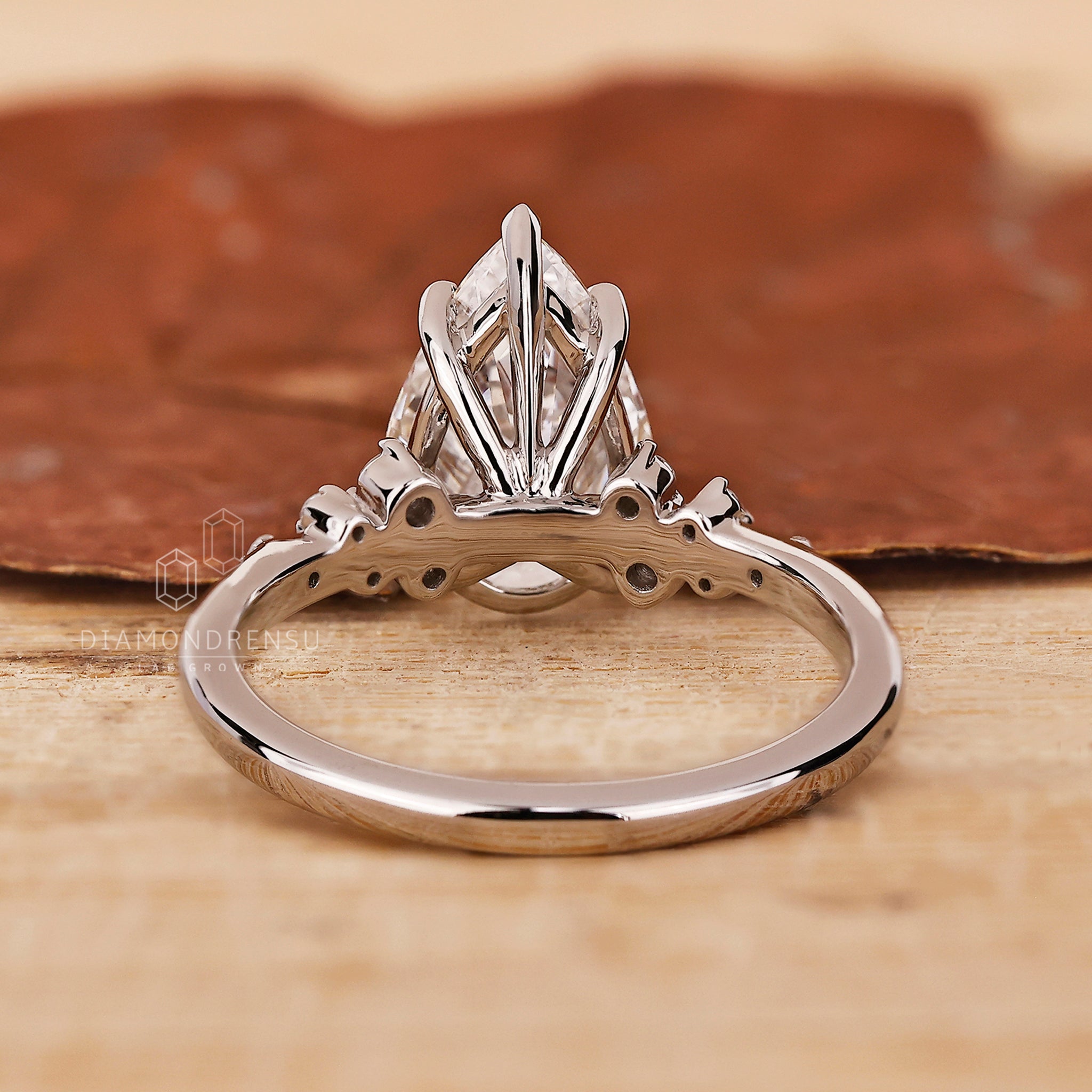 White gold ring with round diamond ring detail
