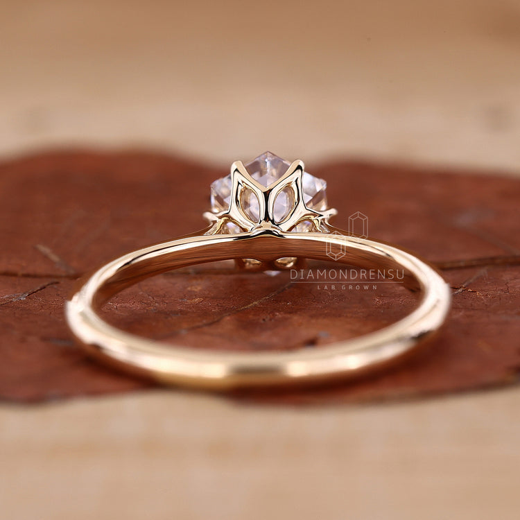 Diamondrensu Uk engagement ring with a 6 claw prong setting.

