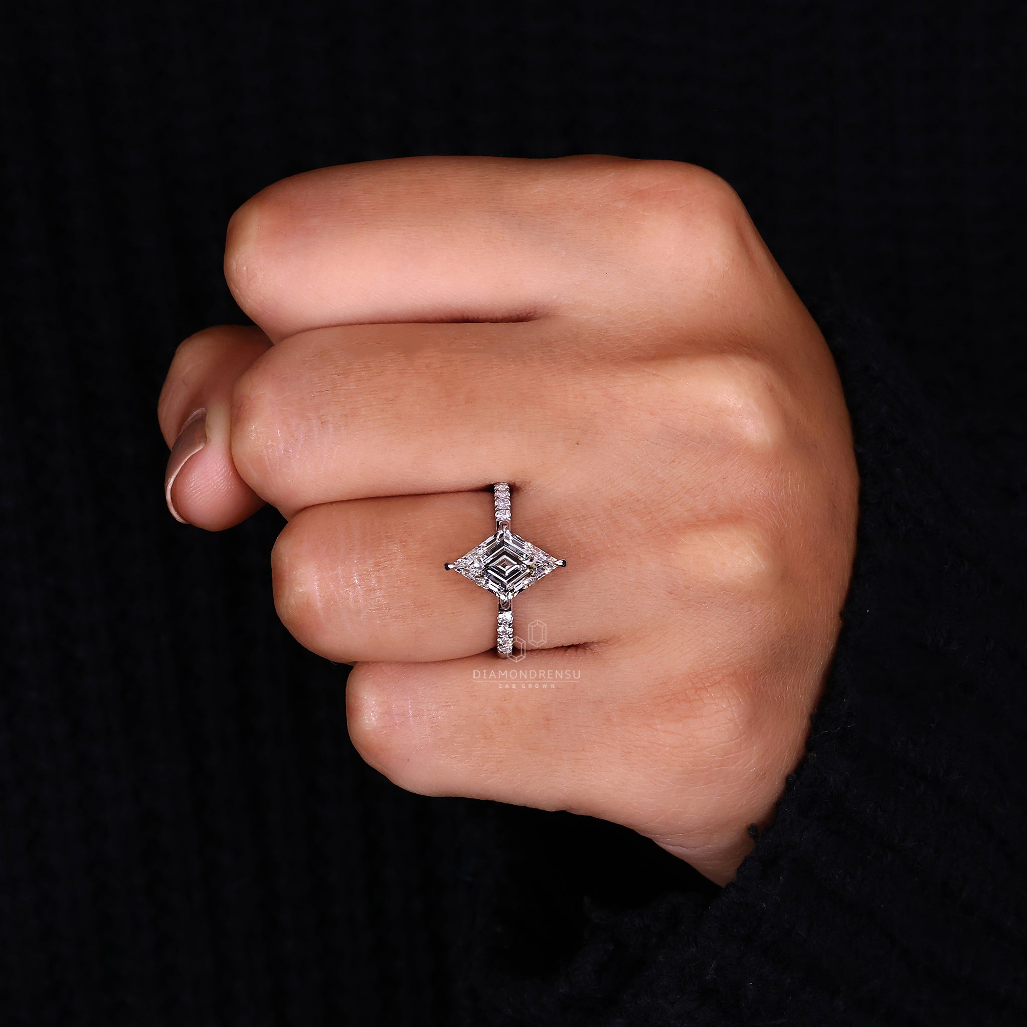 Modern engagement ring with compass prongs and IGI certification.
