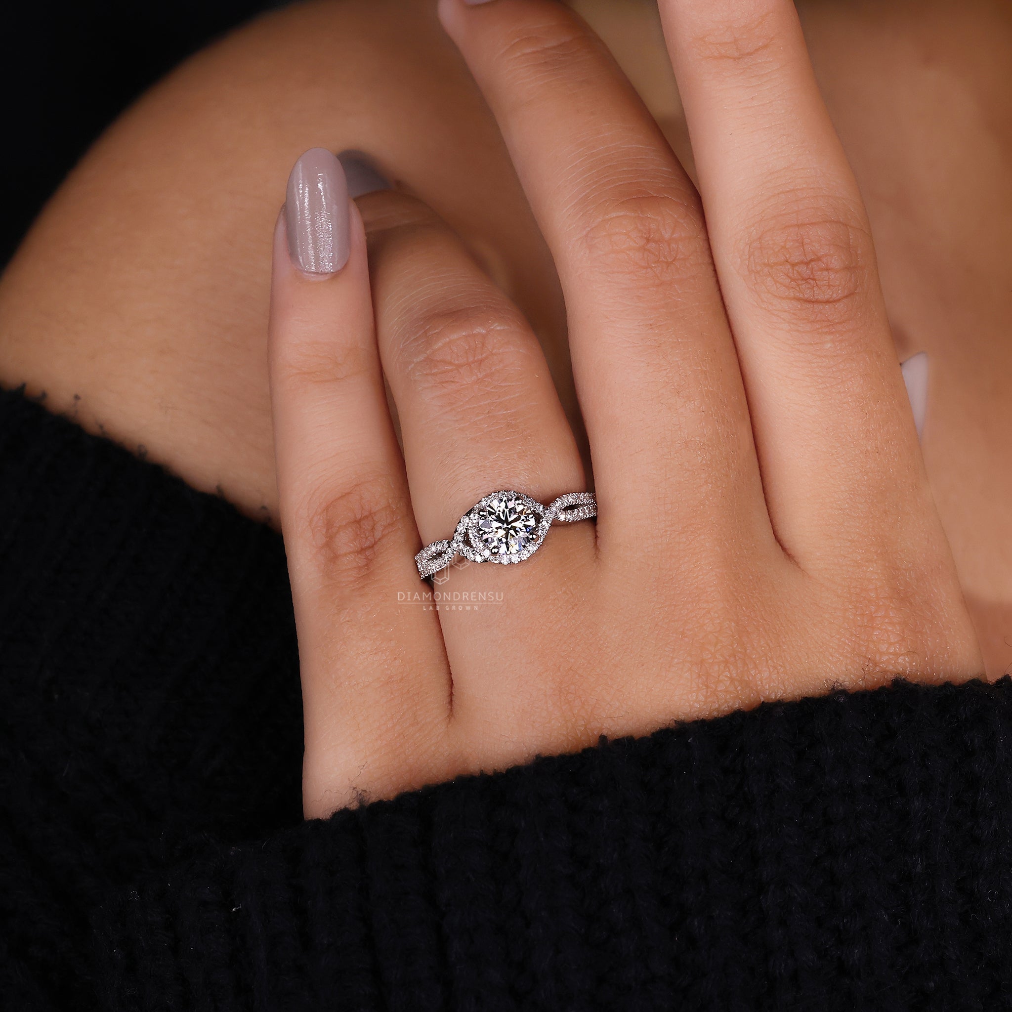 IGI certified diamondrensu UK engagement ring in white gold.
