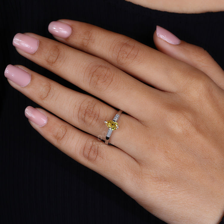 Compass prong setting ring paired with pave setting.
