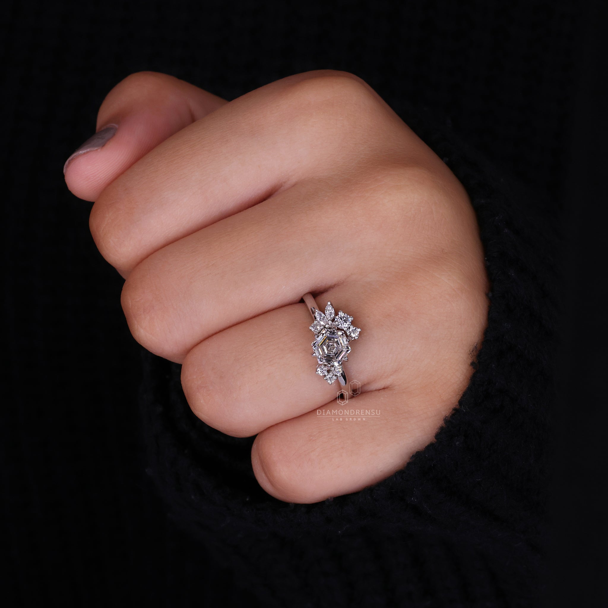 Prong setting used in white gold diamond ring.
