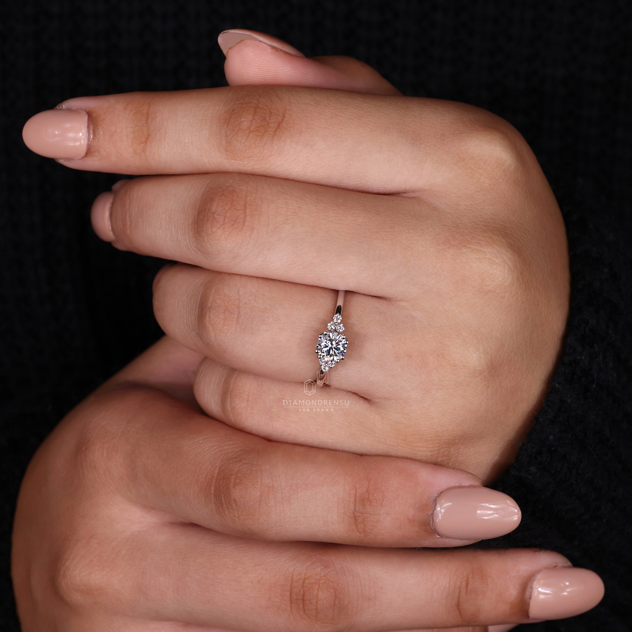 Diamondrensu UK engagement ring with lab diamond and muse setting design.
