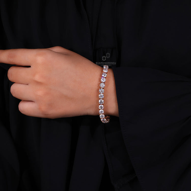 Handmade jewellery bracelet in rose gold with brilliant round diamonds.
