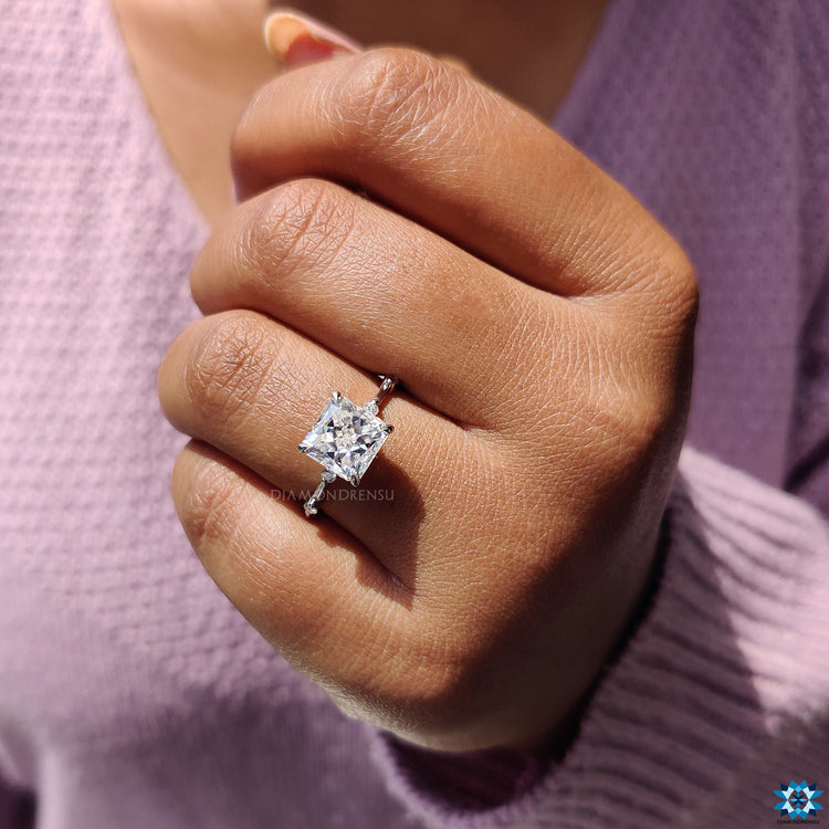 4 prong claw setting ring with radiant cut moissanite centre stone.
