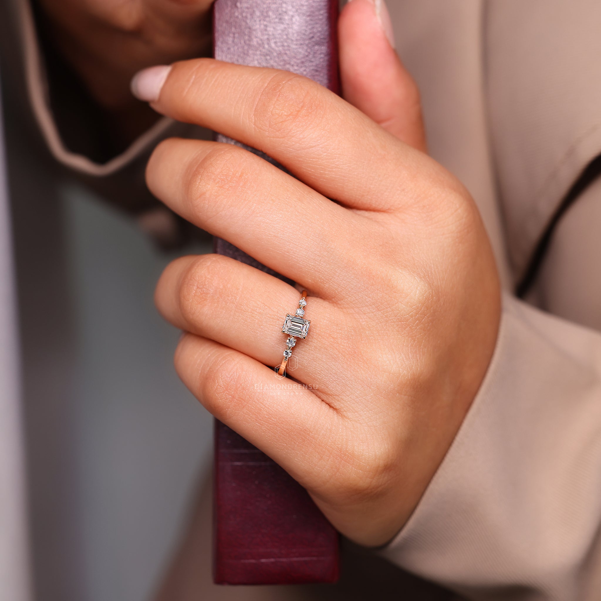 Tapered shank band with 4 prong setting.
