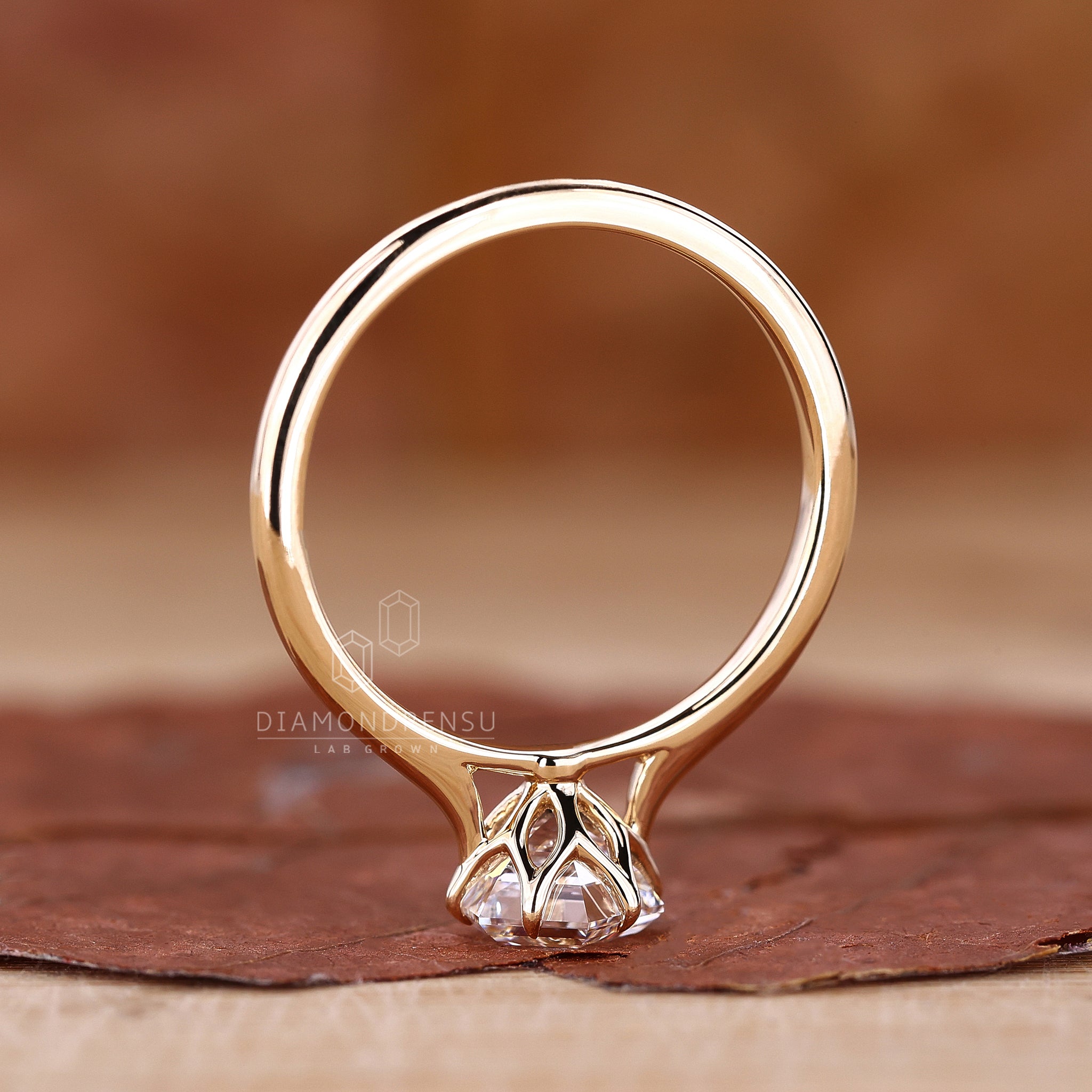 Yellow gold ring with a diamondrensu UK engagement ring style.
