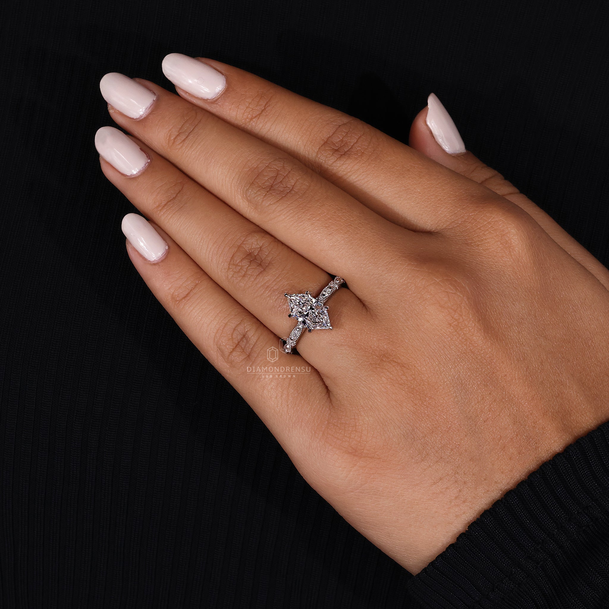 6 claw prong setting combined with milgrain setting details.
