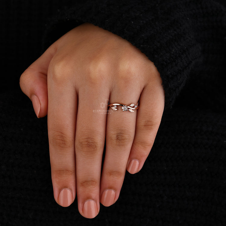 Diamondrensu UK band with nature inspired design and round diamonds.