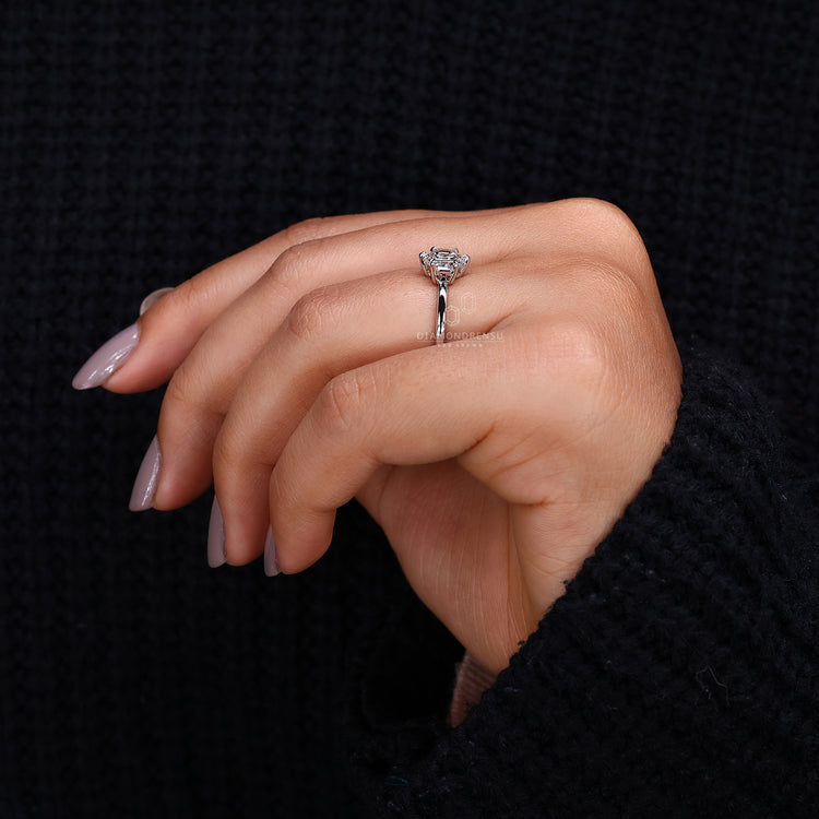 Simple design makes the diamond stand out clearly.
