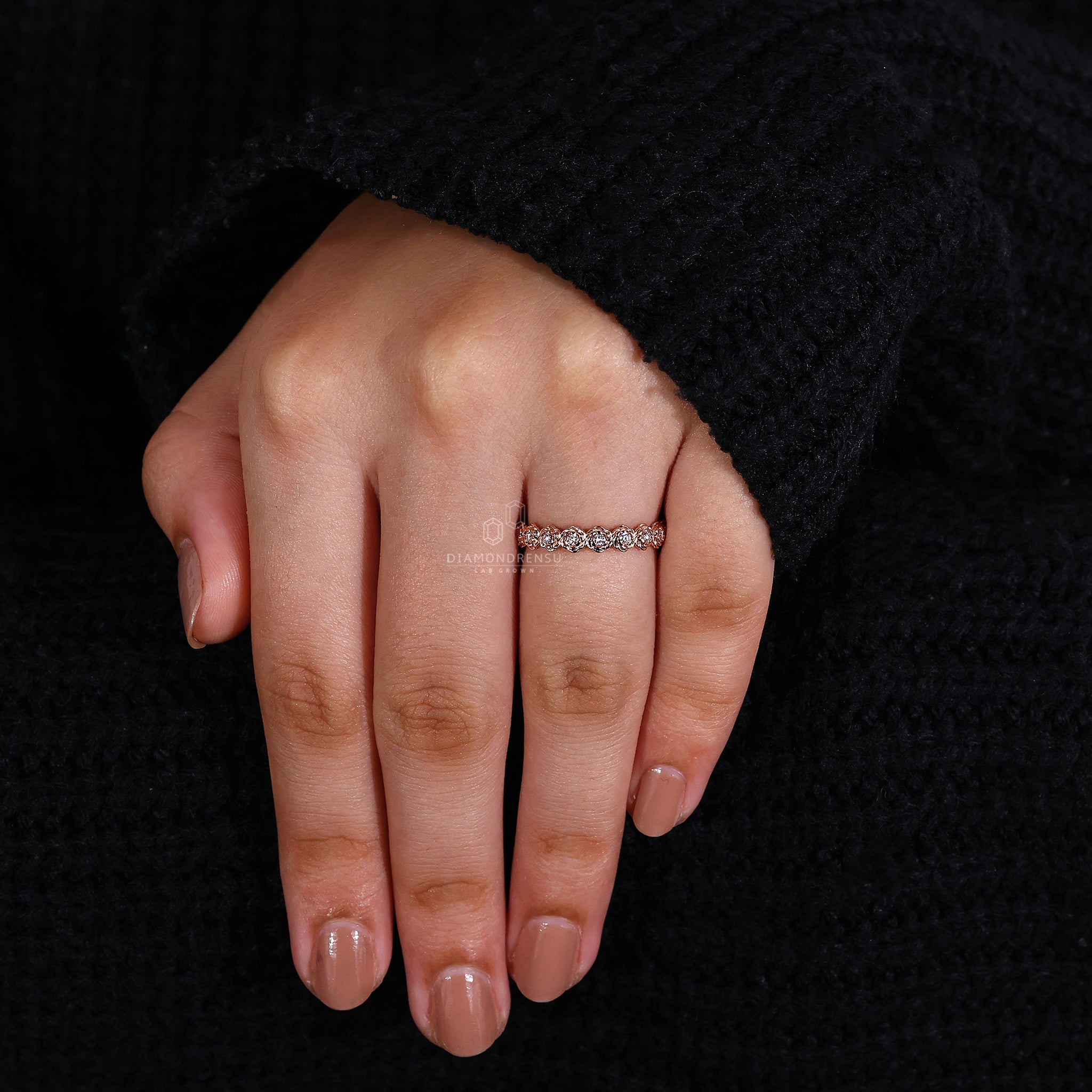 Flower style band with round diamond
