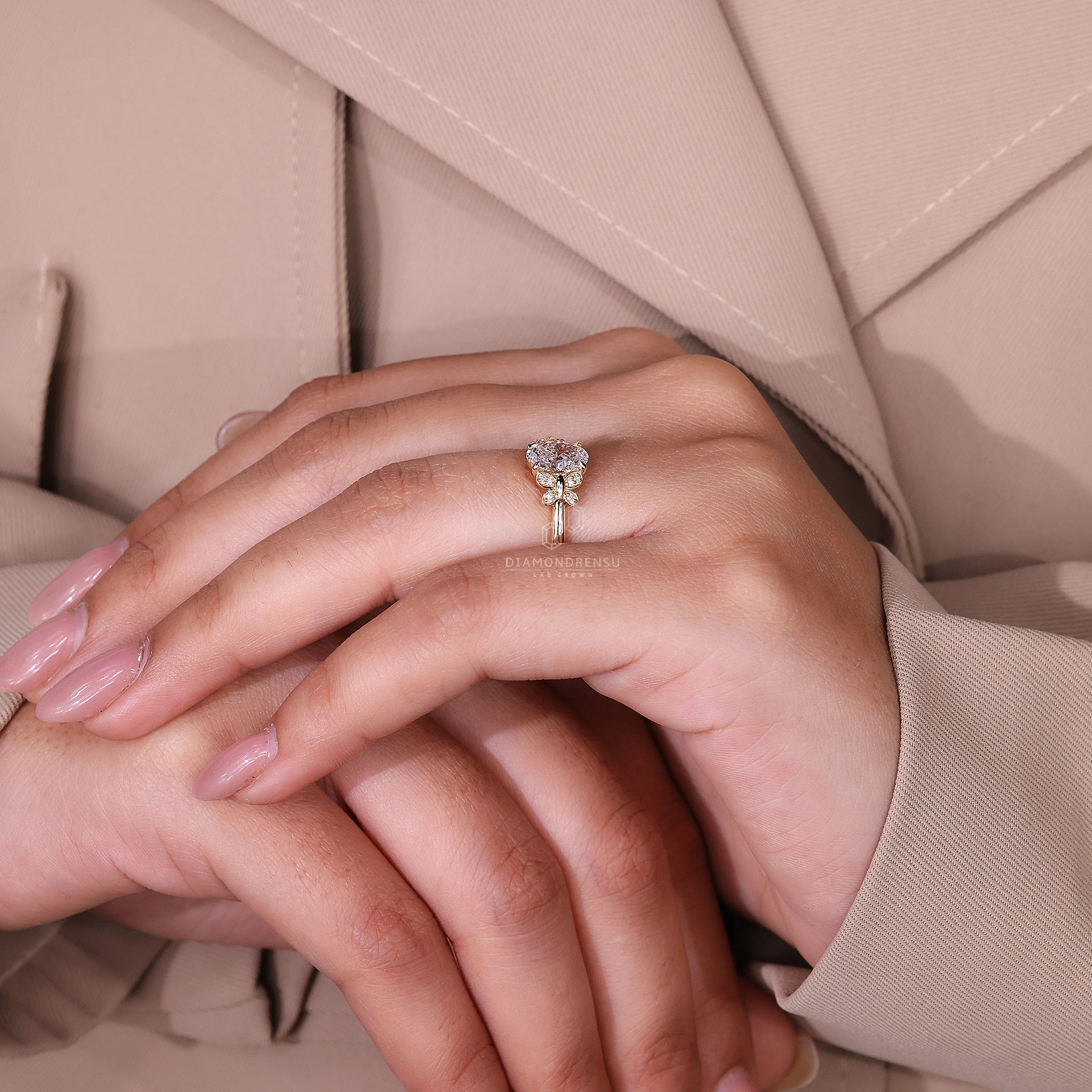 Prong setting is used to set each diamond strongly.
