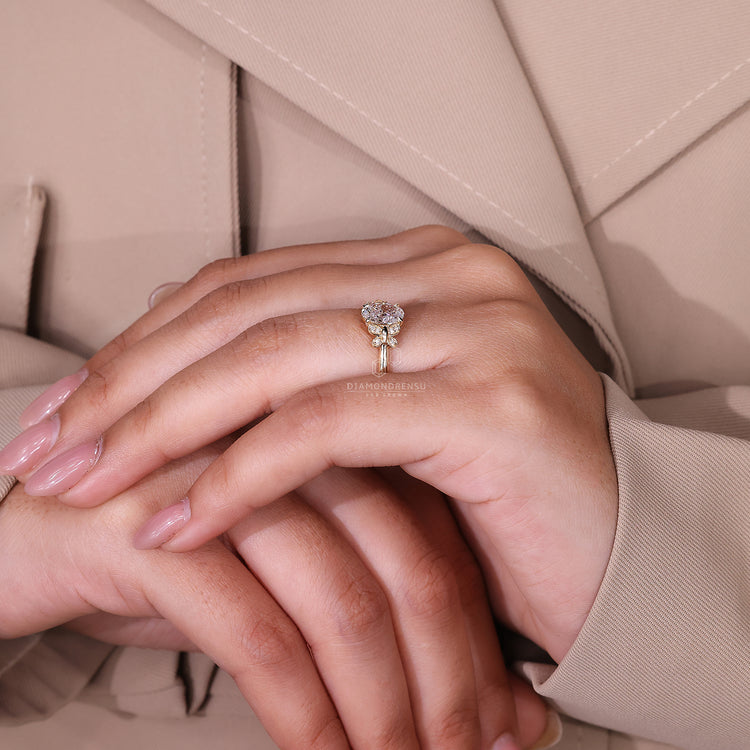 Prong setting is used to set each diamond strongly.
