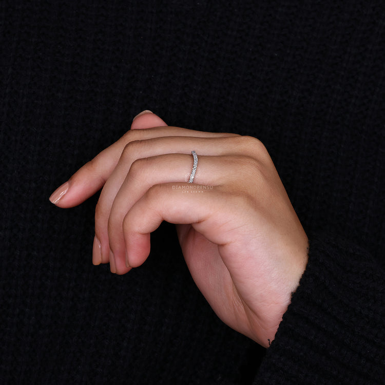 Chevron band in round diamond style
