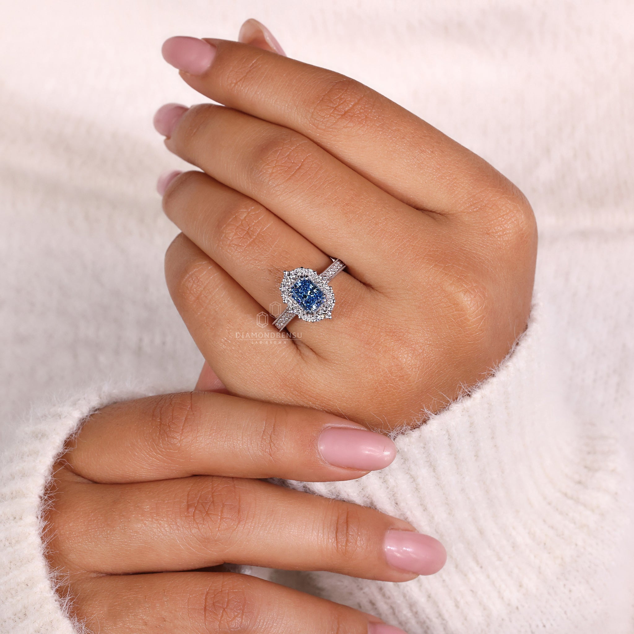 Diamond ring UK has radiant and halo style made for special moments.
