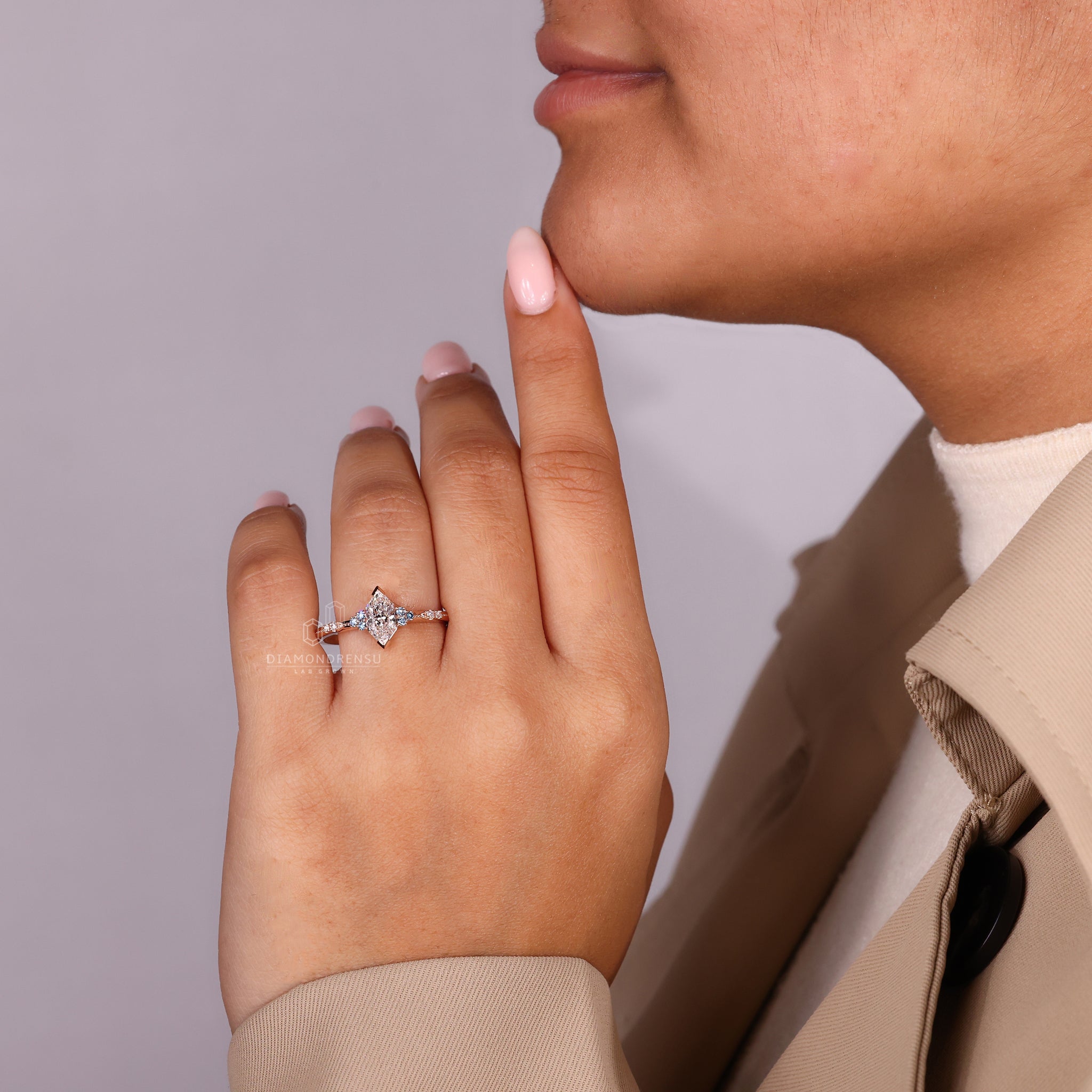 Diamondrensu UK ring offers a unique muse setting style.
