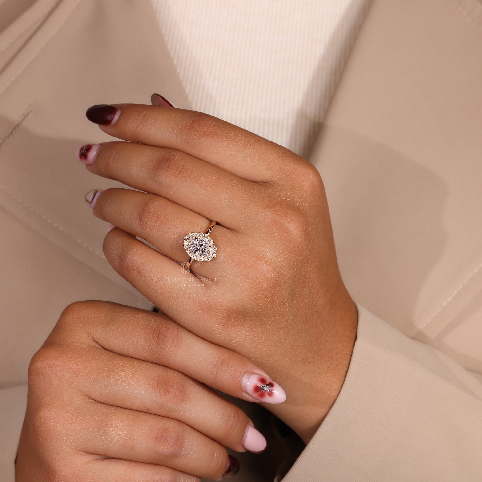 Prong setting is used to hold the oval and round diamonds securely.

