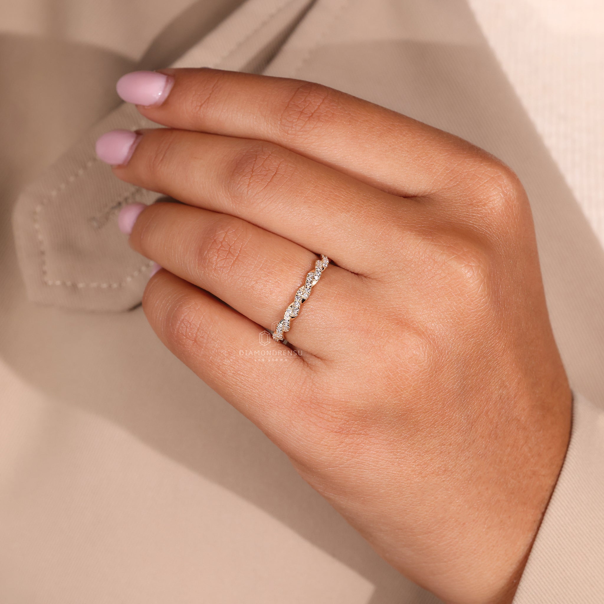 Lab diamond twisted wedding band UK.
