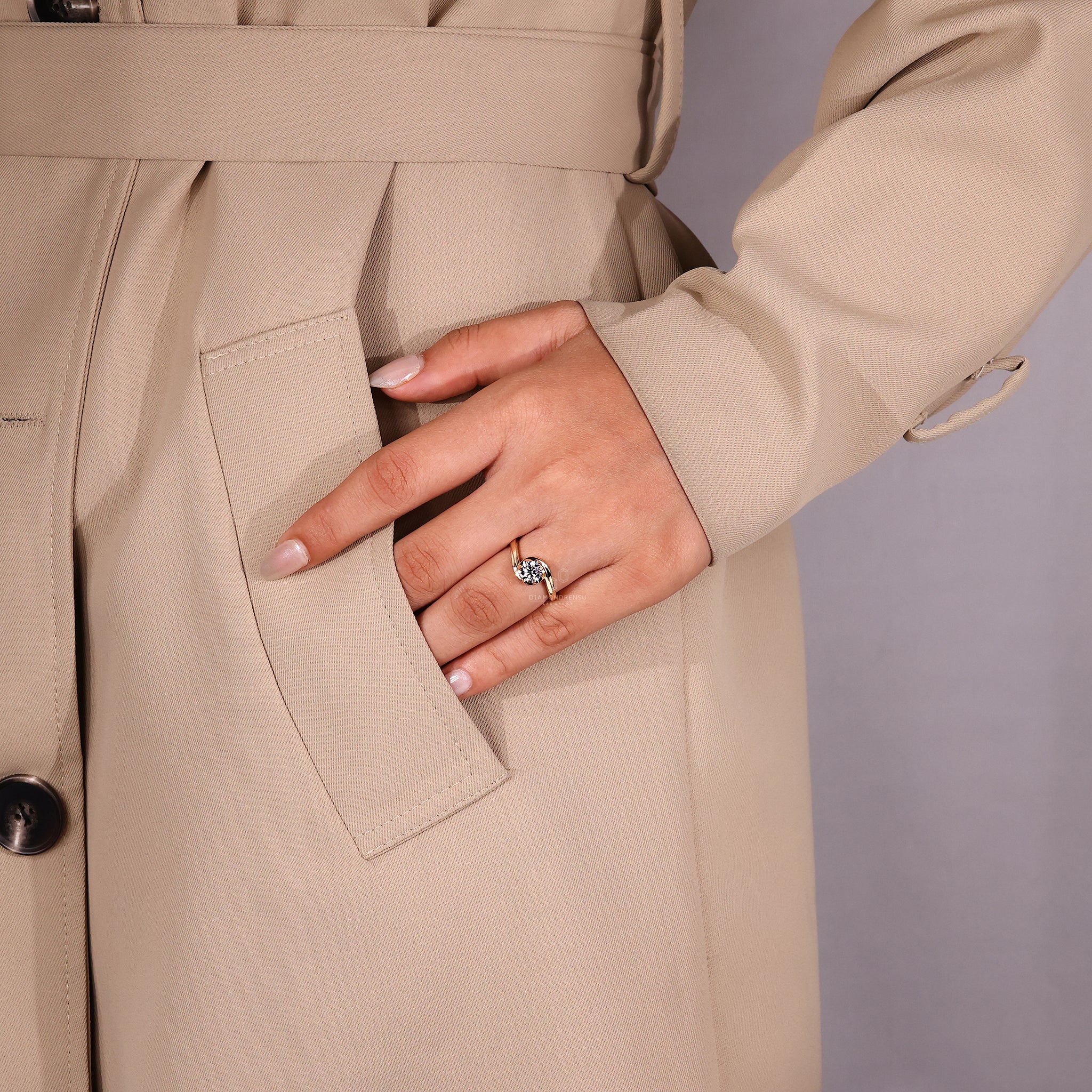Round diamond center stone in solitaire style.

