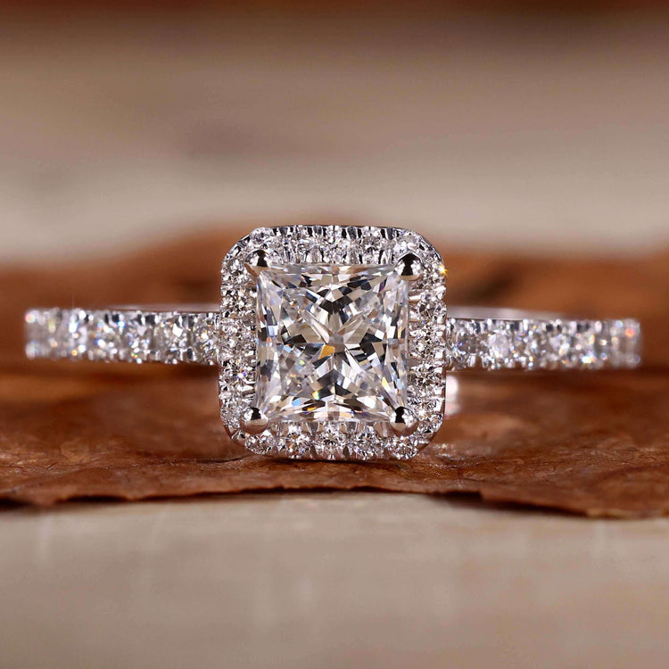 Princess cut engagement ring in white gold, a stunning choice for special moments.