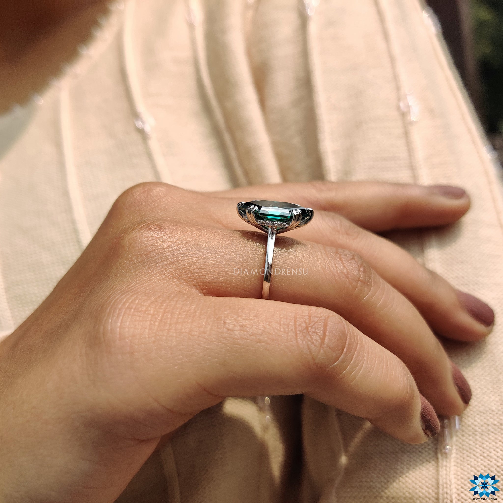 Buy moissanite ring from Diamondrensu UK with a green Dutch marquise cut.
