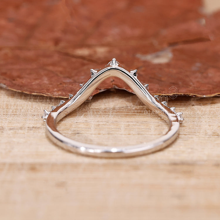 Prong setting round diamond wedding band.
