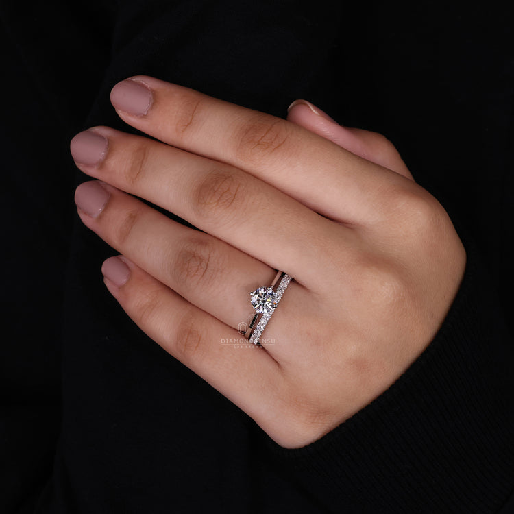 Half eternity band in white gold for a classic bridal look.
