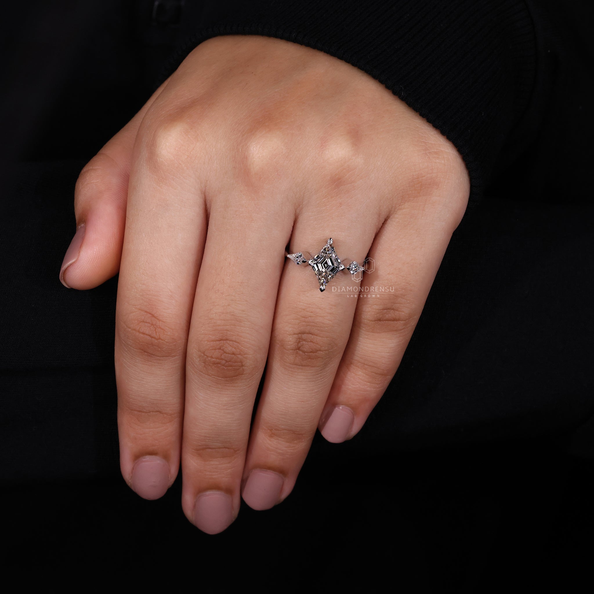 Kite side stones with compass prong setting hold the diamonds.
