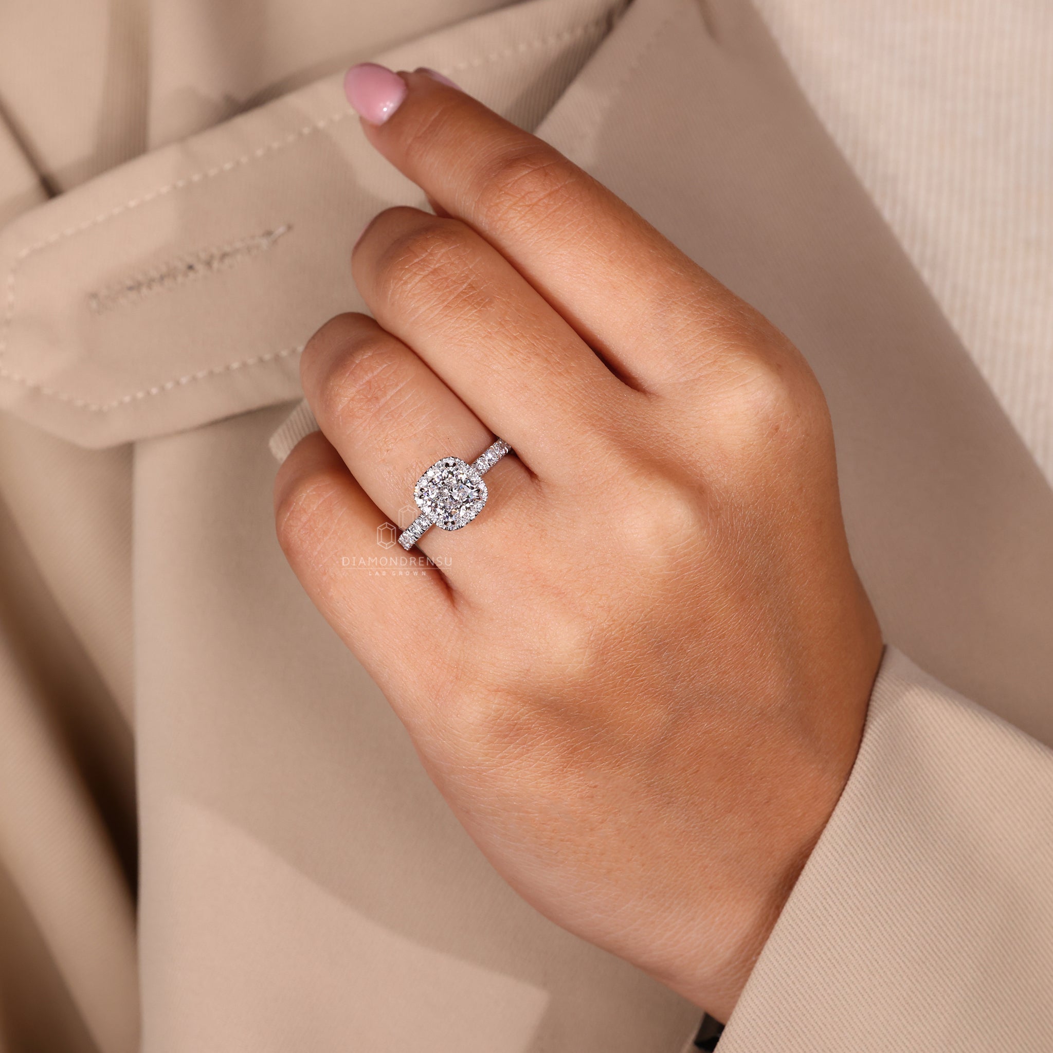 Handmade ring with lab grown diamond and IGI certified design.
