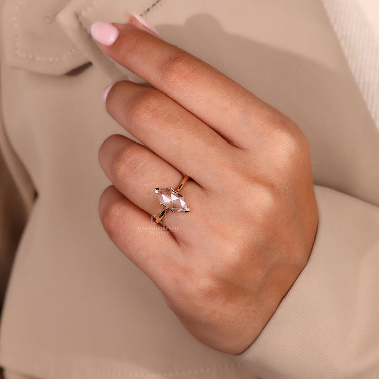 Diamondrensu UK engagement ring with custom prong setting and handmade finish.
