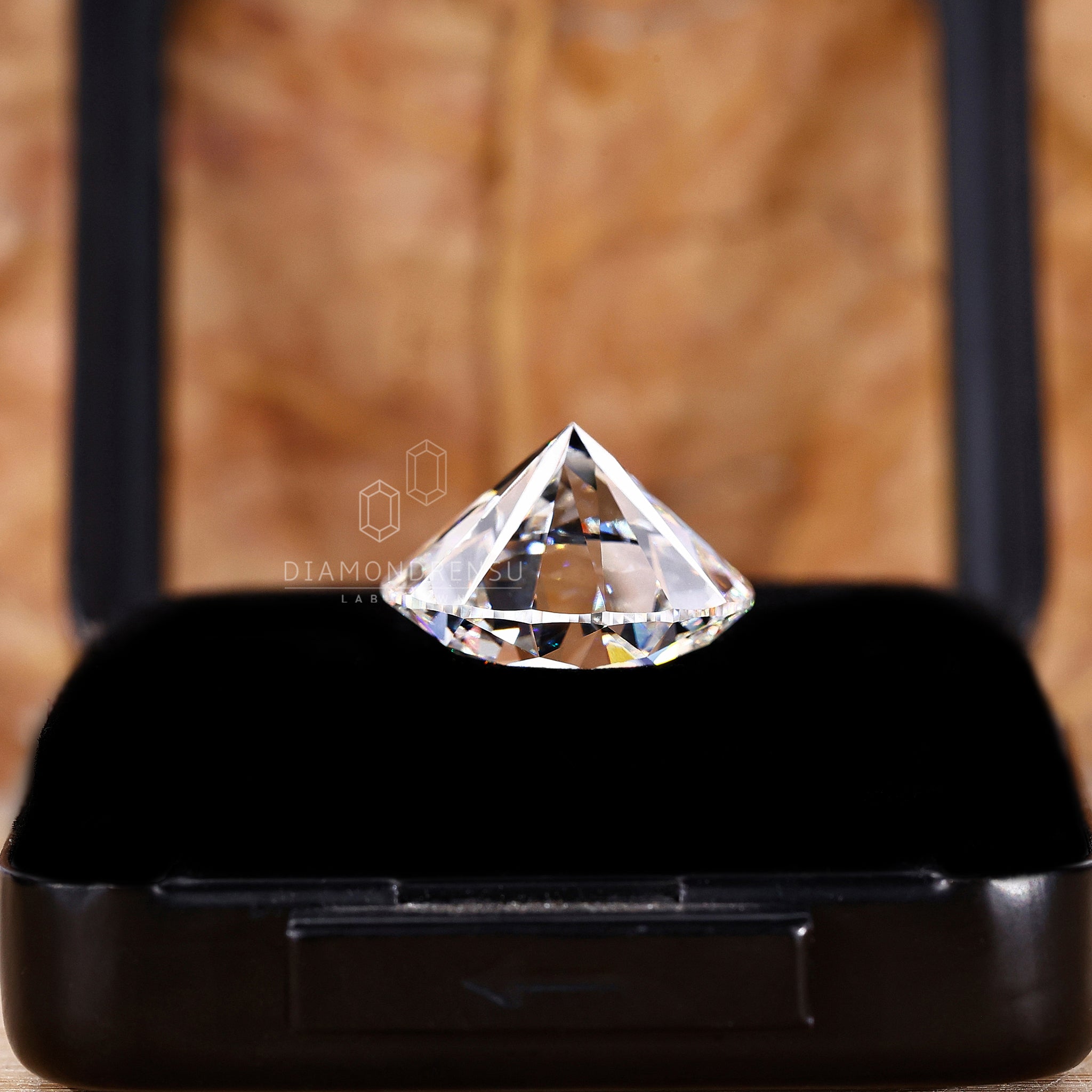Loose round cut diamond crafted in lab and certified by IGI.
