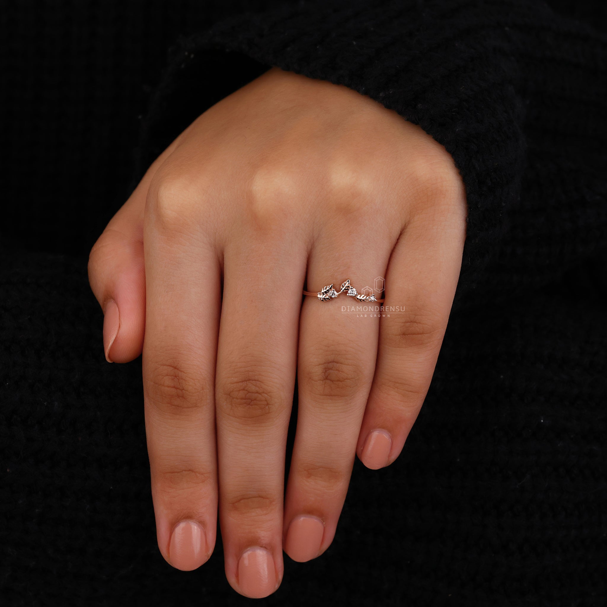 Round cut diamond leaf wedding band.
