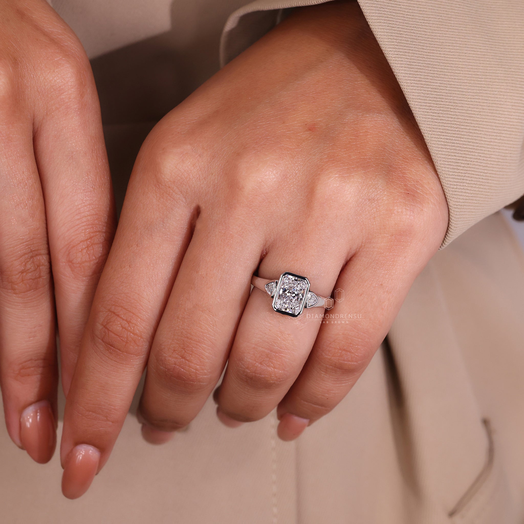 The tapered shank engagement ring comes in white gold.
