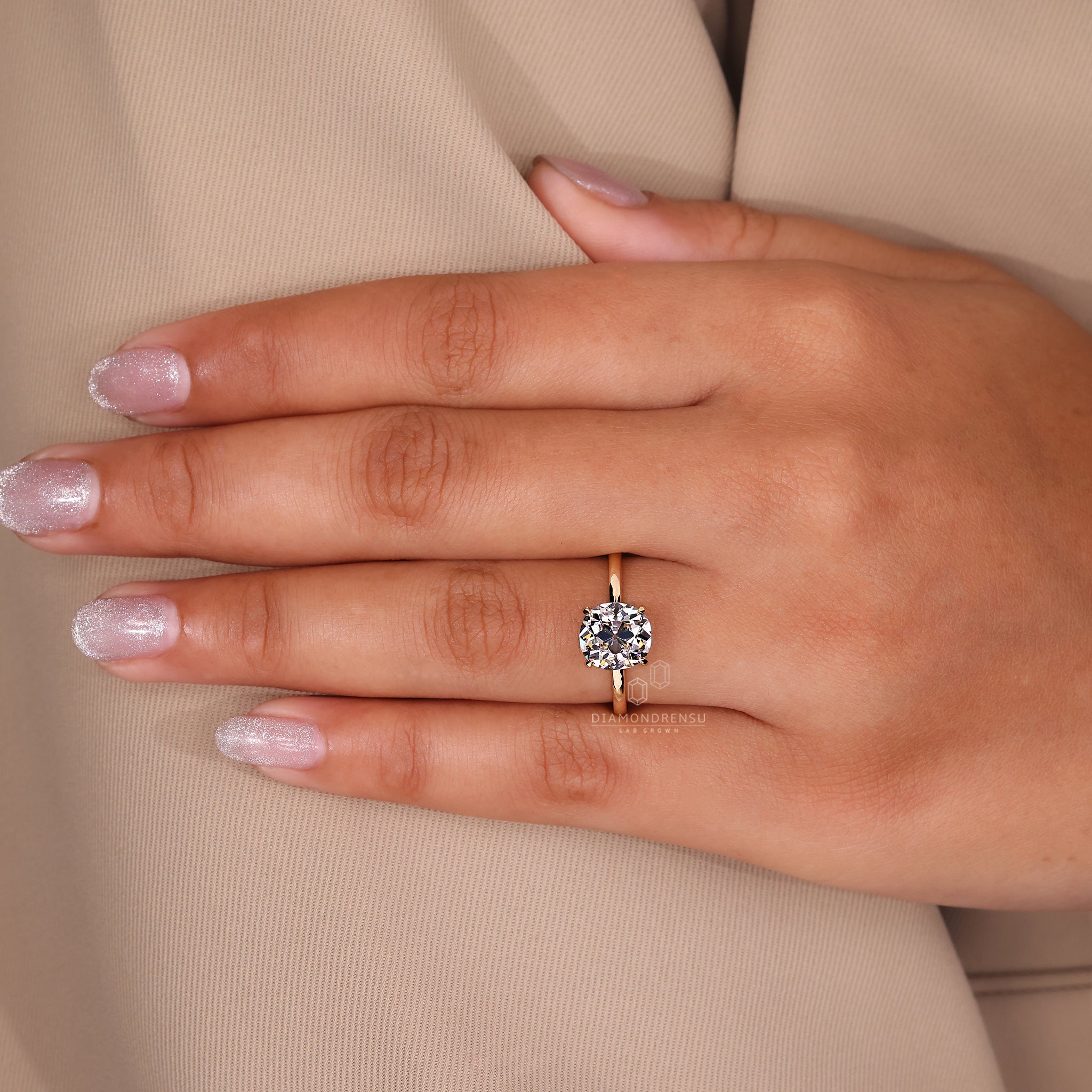 4 claw prong ring holding the diamond securely.
