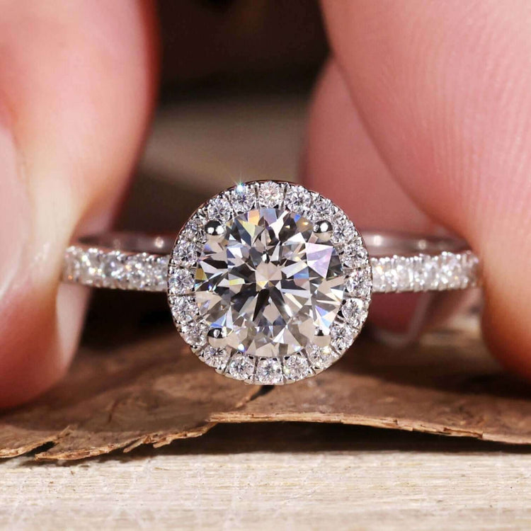 2 carat round diamond ring with a stunning brilliant finish
