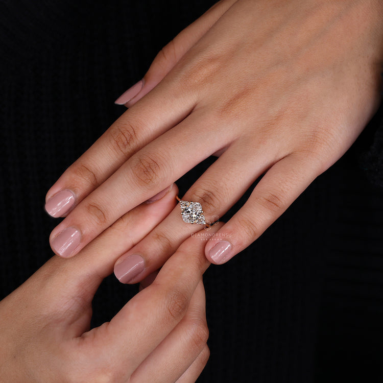 Yellow gold ring with muse ring detail
