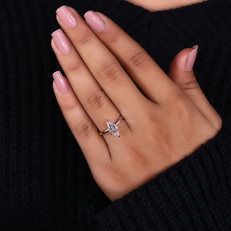 6 claw prong setting ring securing the diamond firmly with a classic layout.
