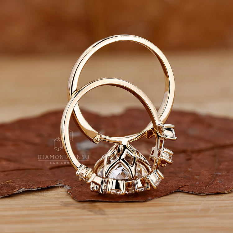 Leaf style band with marquise and round diamonds in a unique bridal set.
