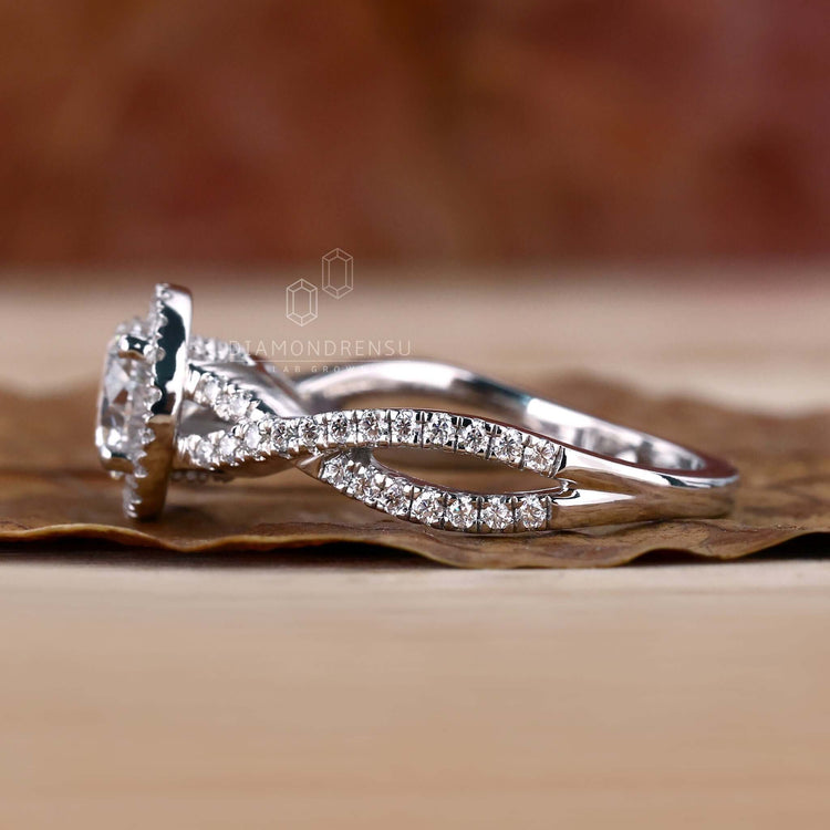 Classic round diamond engagement ring with timeless appeal.