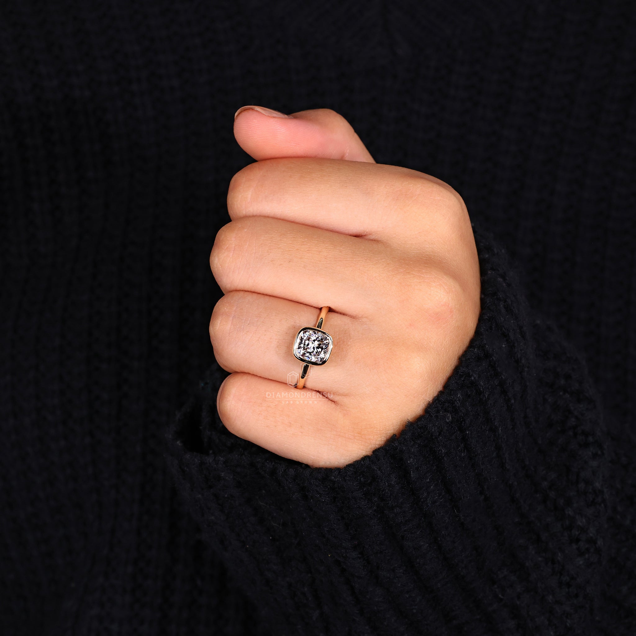 Engage Ring UK offers a solitaire ring made with lab grown diamond.

