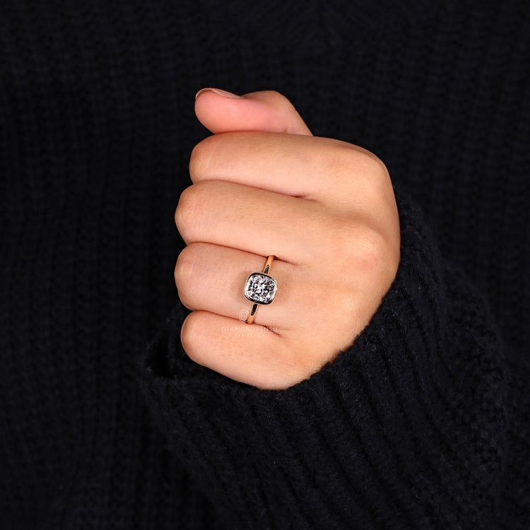 Engage Ring UK offers a solitaire ring made with lab grown diamond.
