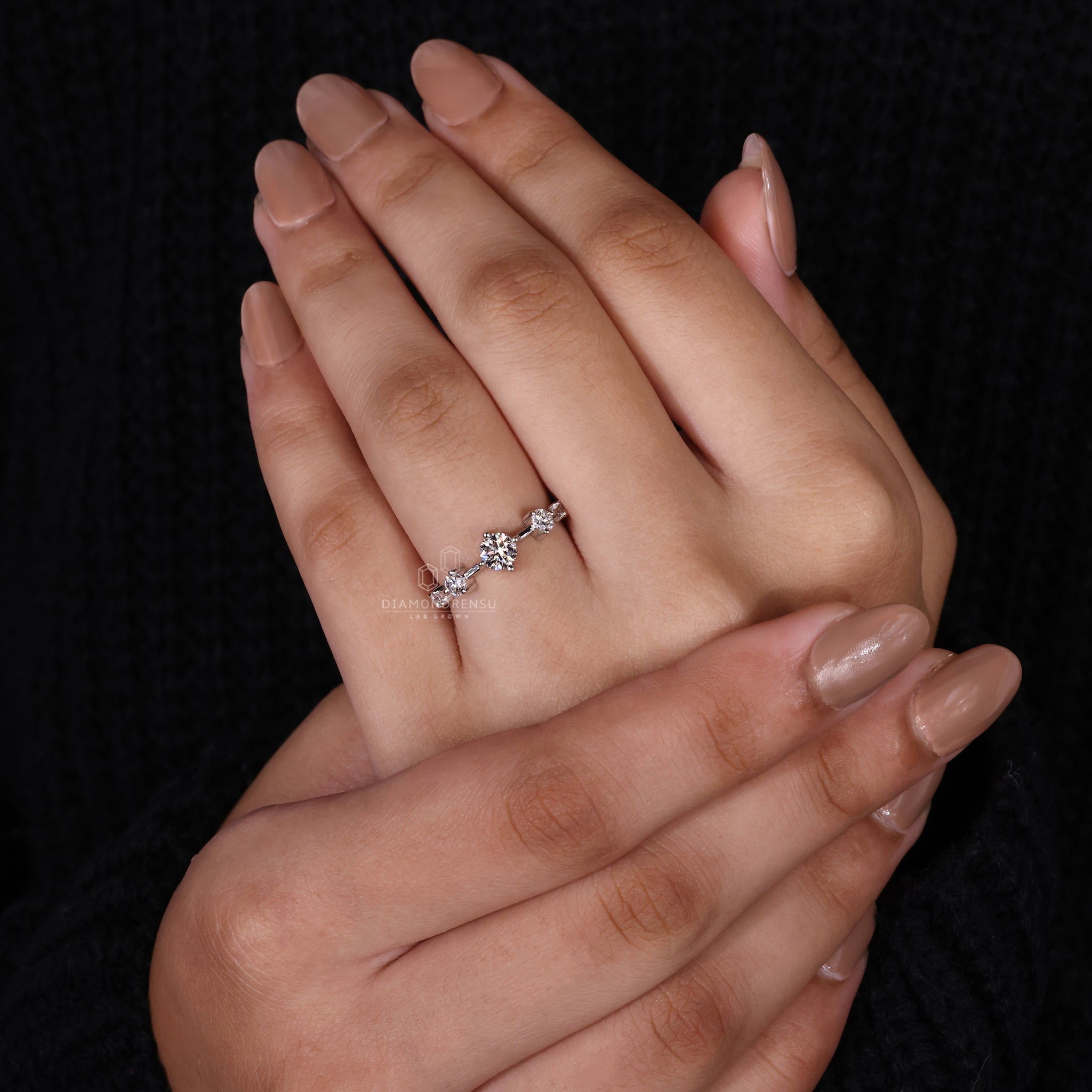 Side stone setting on round diamond engagement ring
