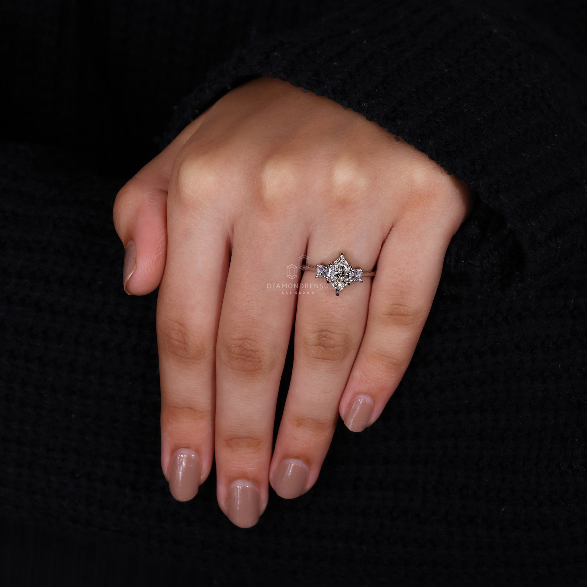 6 claw prong setting used on tapered shank.
